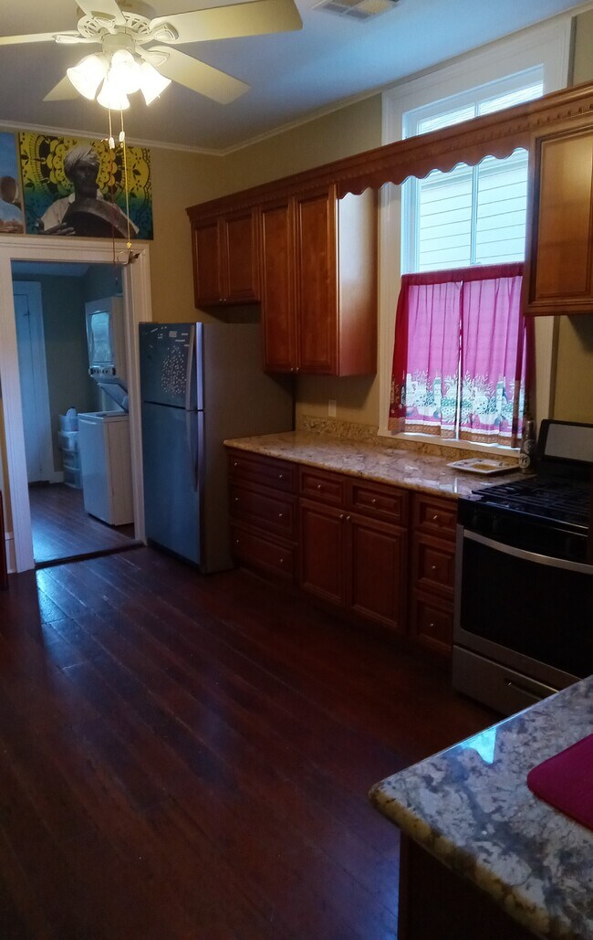 Building Photo - 1010 Louisa St