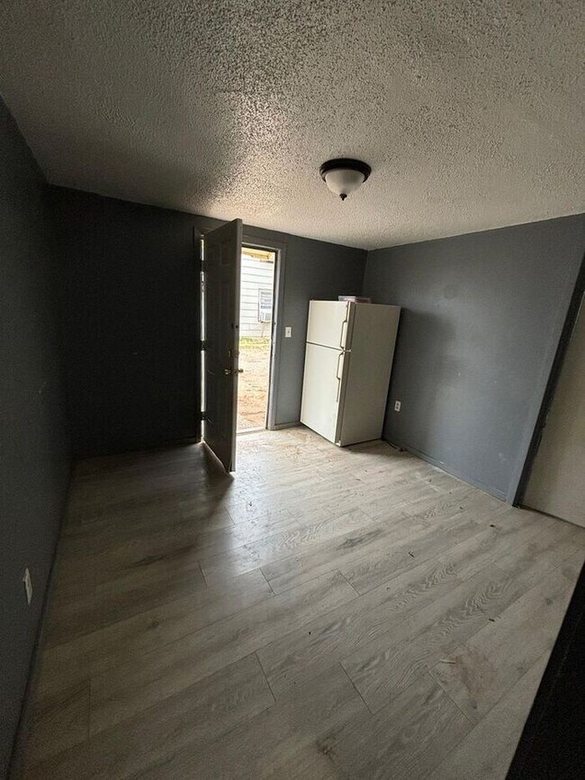 Building Photo - Amazing Price 1 Bed 1 Bath for Rent Lubbock Texas 79401