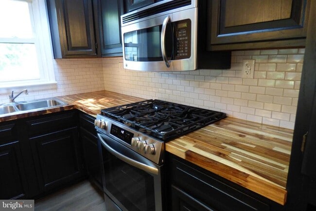 Building Photo - 430 Moul Ave