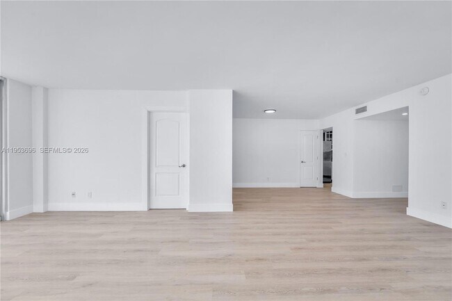 Building Photo - 9500 W Bay Harbor Dr