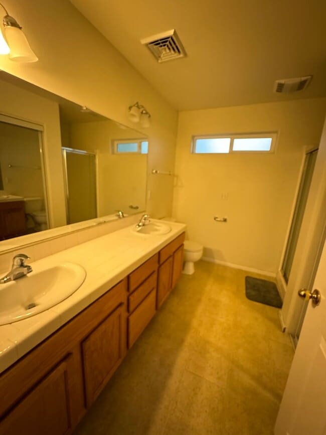 Building Photo - 3 bedroom 2 1/2 bath two story in Nice Roseburg HOA