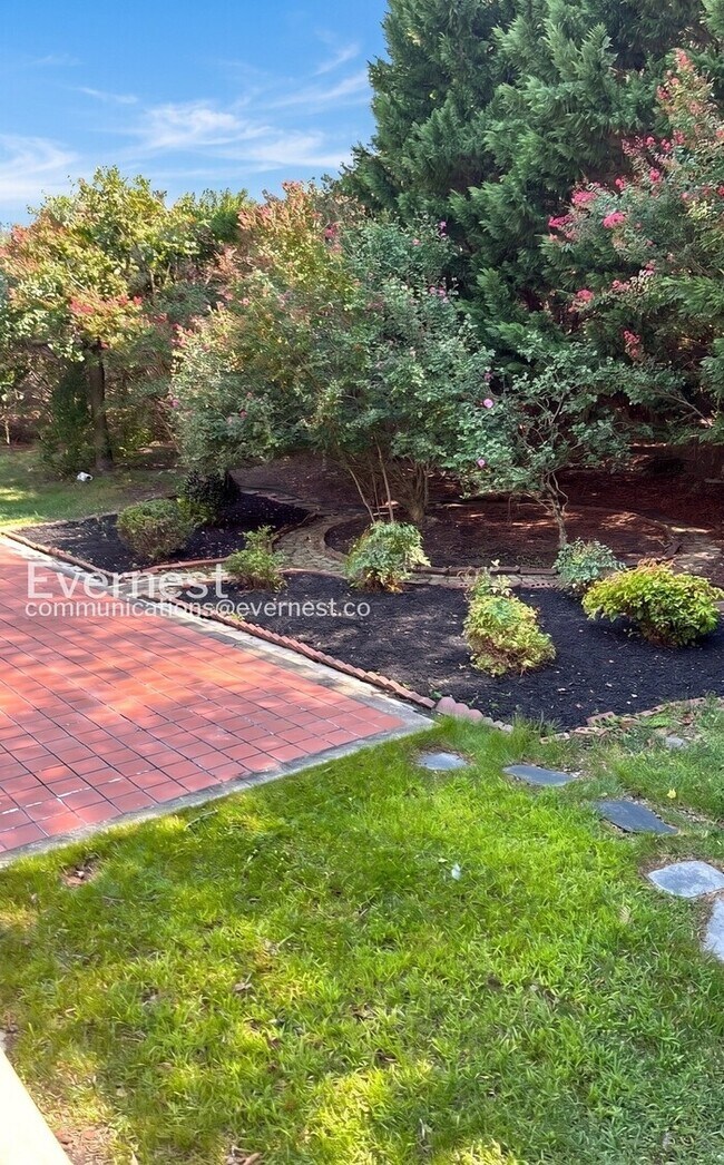 Building Photo - 6 Bed/4 Bath Home with Modern Amenities / Available Now!