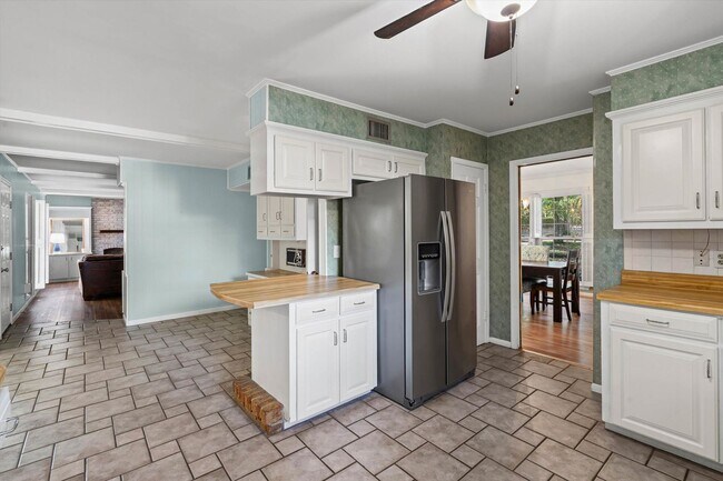 Building Photo - Five Bedroom in Country Club Woods