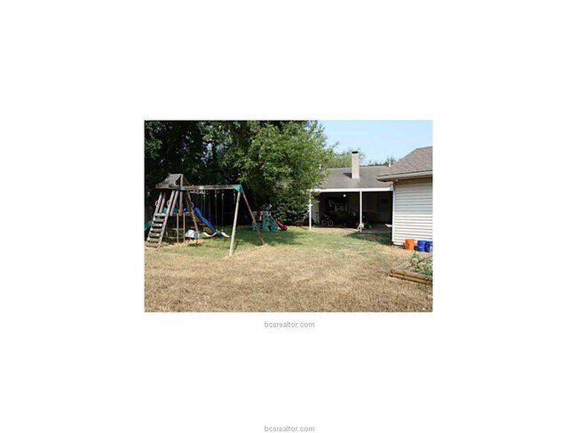 Building Photo - 2402 Quail Hollow Dr