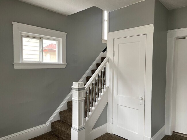 Building Photo - 4 BED 1 BATH SINGLE FAMILY HOME IN CLEVELAND!