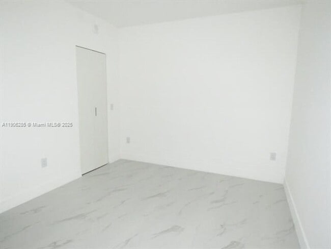 Building Photo - 700 NE 24th St