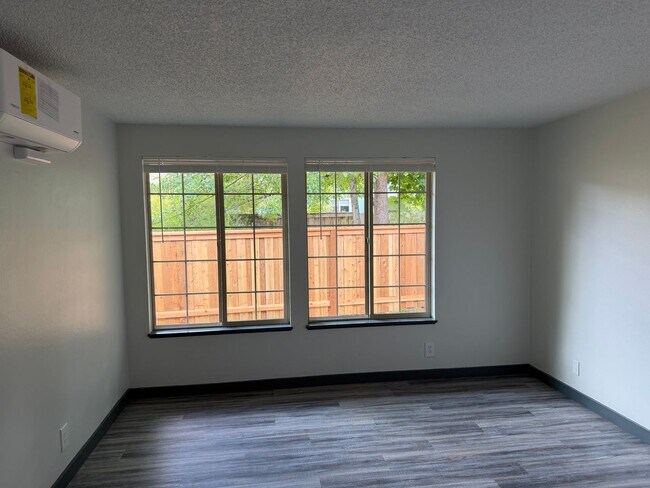 Building Photo - Beautifully updated 3 bedroom, 2 bath house in Eugene!