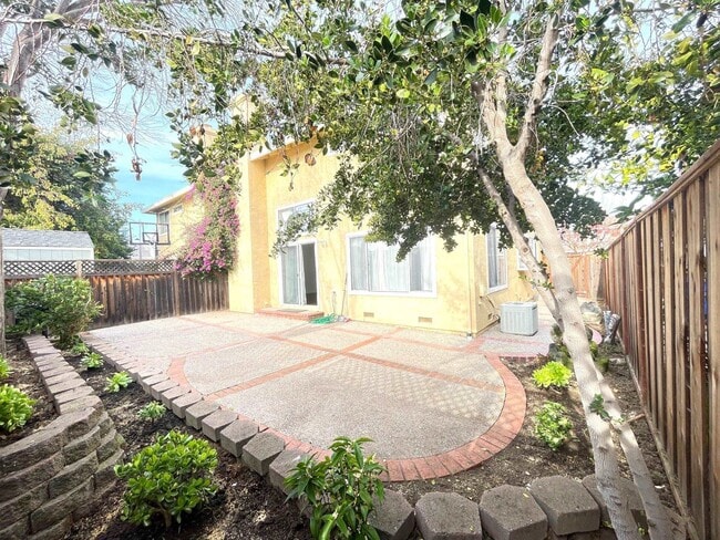 Building Photo - 4176 Bell Common