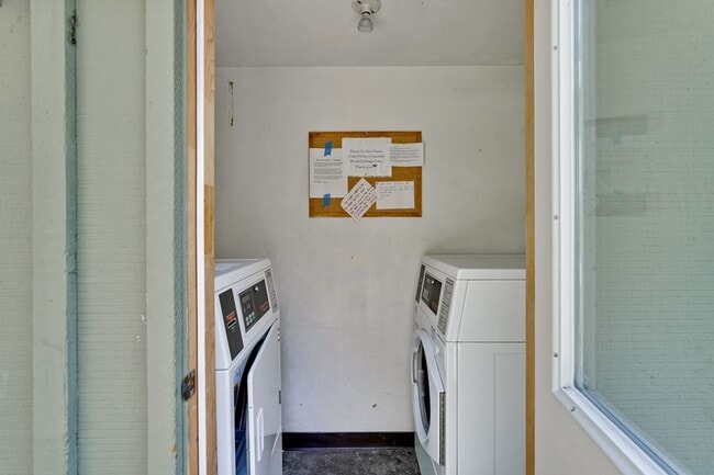 Building Photo - 2 Bedroom 1 Bath Two Story Townhome