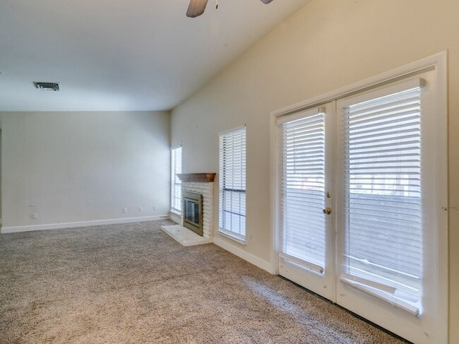 Building Photo - 2nd Floor Condo Near UNLV