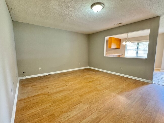 Building Photo - AVAILABLE AUGUST 2025 [PET FRIENDLY]