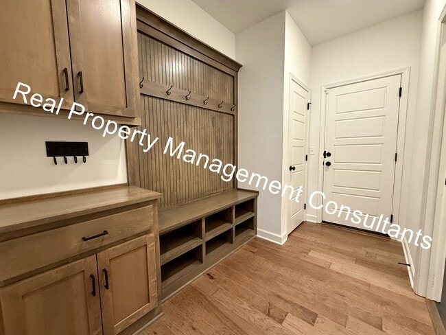 Building Photo - Extraordinary 4 bedroom home in Lee's Summit