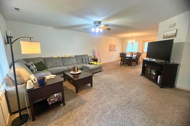 Building Photo - 2402 Garden Dr