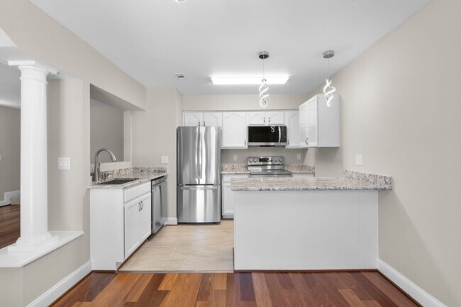 Building Photo - 3 Bed 2.5 Bath - Gaithersburg Townhome - Completely Renovated