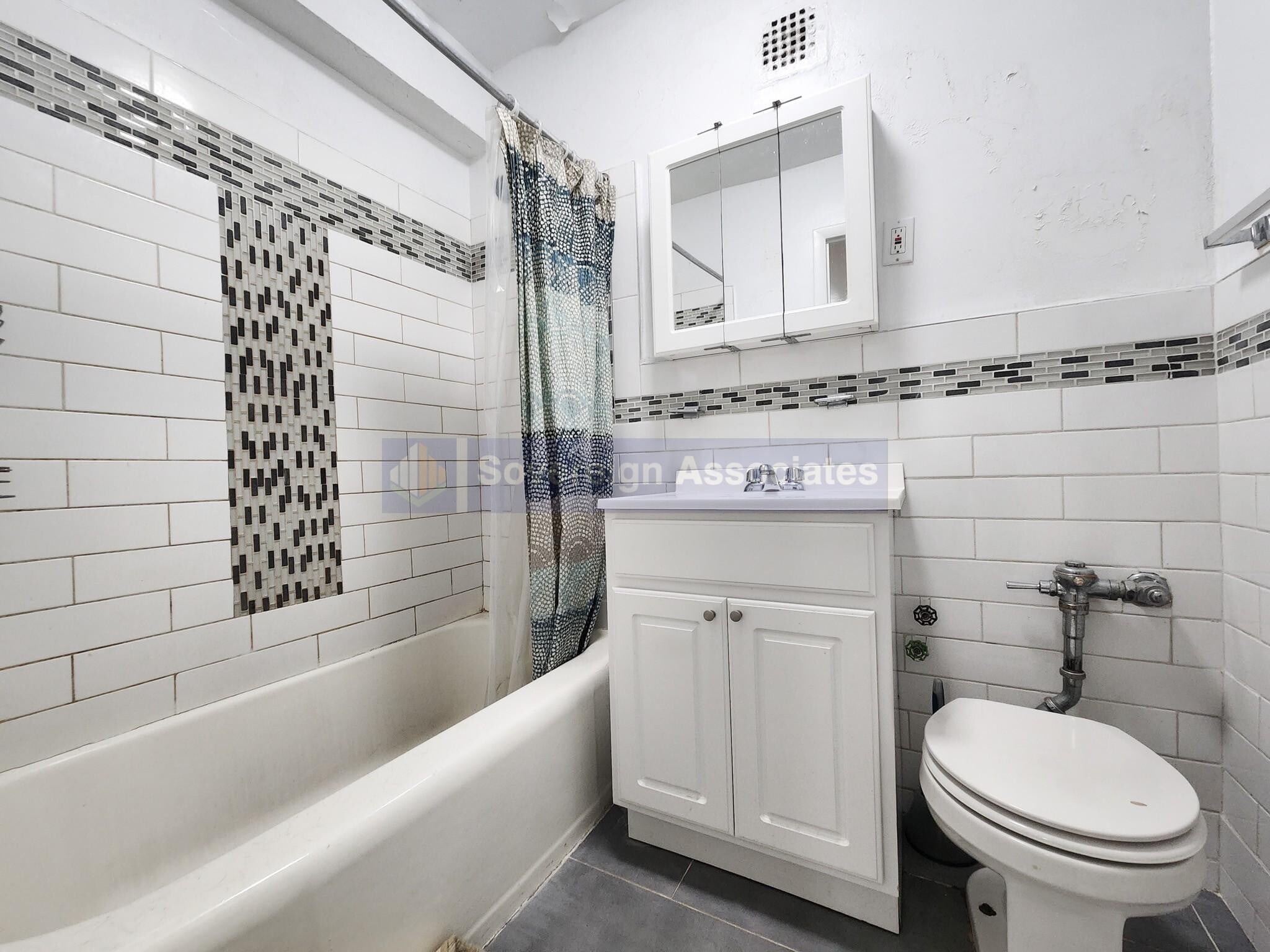 Building Photo - 210 W 251st St