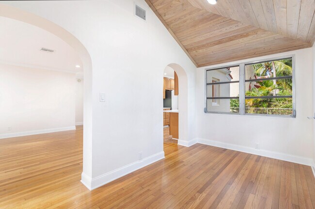 Building Photo - 608 Sunset Rd