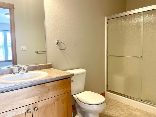 Building Photo - Desirable Downtown Poulsbo Place condo