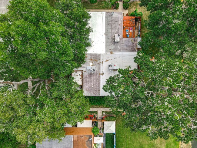 Building Photo - Coastal Charm Meets Modern Living: Your Dream Townhome in Port Orange Awaits!