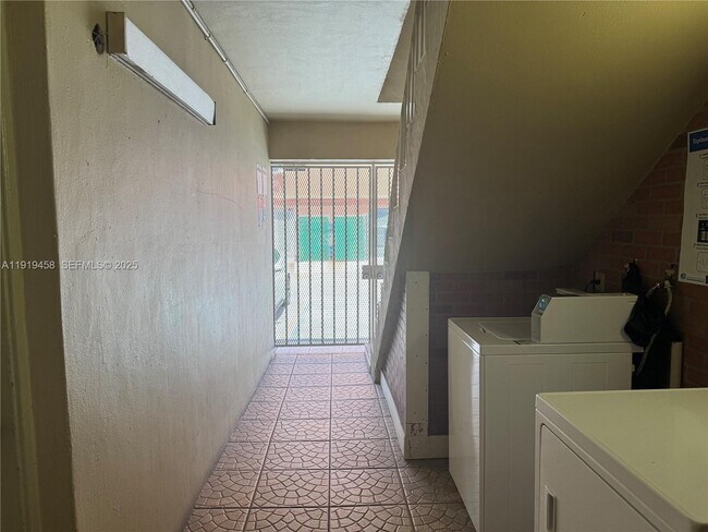 Building Photo - 1851 NE 168th St