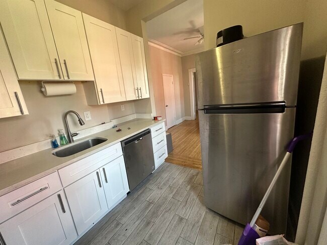Building Photo - 1042 Park Ave