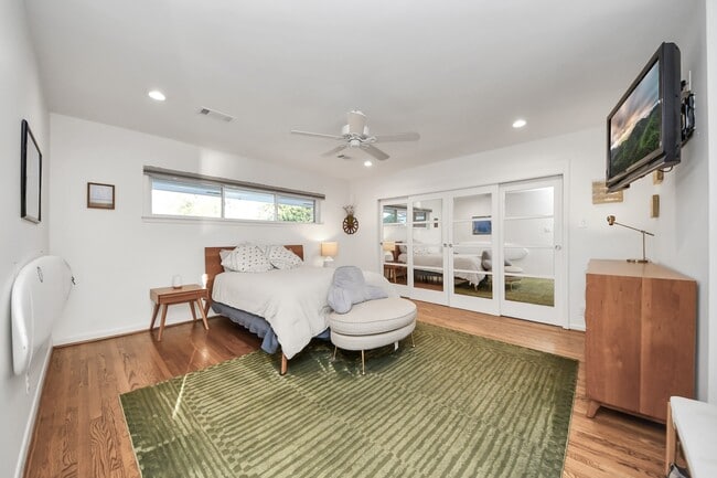 Building Photo - 411 Venice St