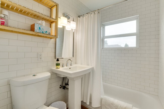 Building Photo - 5005 NE Mason Ct