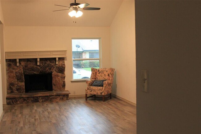 Building Photo - 2021 Towngate Dr