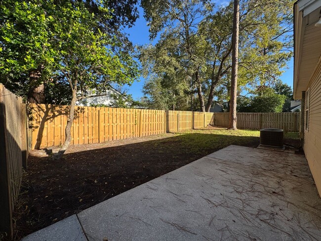 Building Photo - 3/2  fenced in yard!