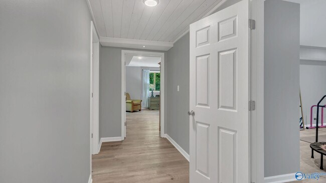 Building Photo - 511 Rainbow Dr