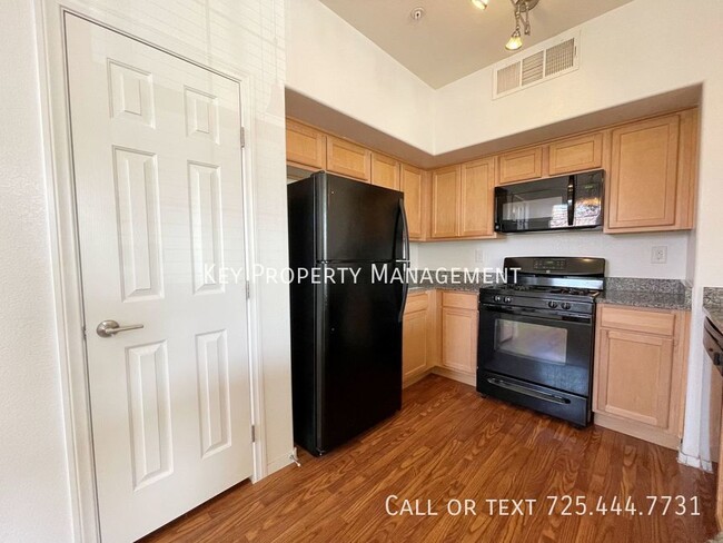 Building Photo - 3 BEDROOM 2 BATH CONDO W/DETACHED GARAGE N...