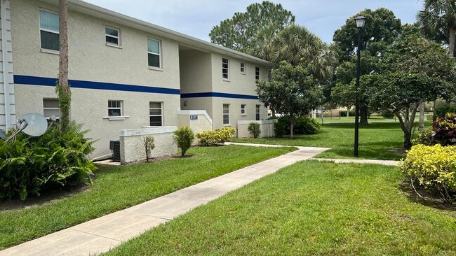 Building Photo - 1532 SE Royal Green Cir