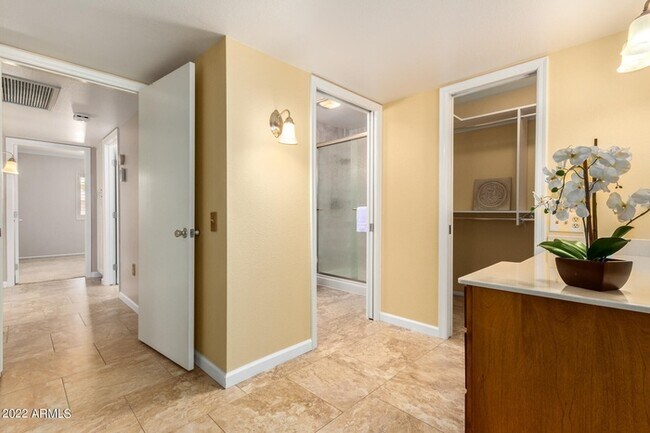 Building Photo - Your Oasis Awaits!