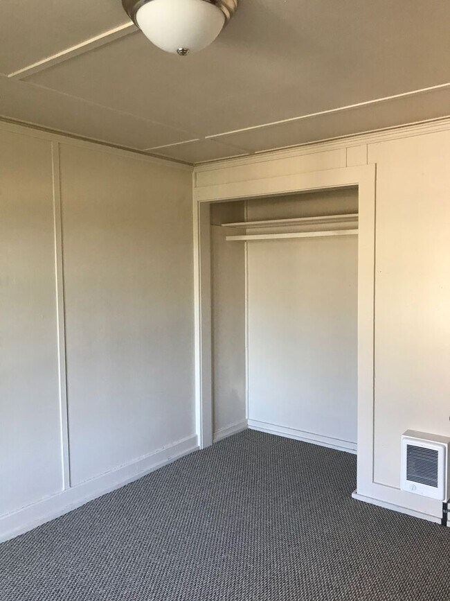 Building Photo - Country Living