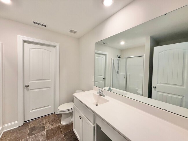 Building Photo - Modern 3BD, 2.5BA Raleigh Home in a Great ...