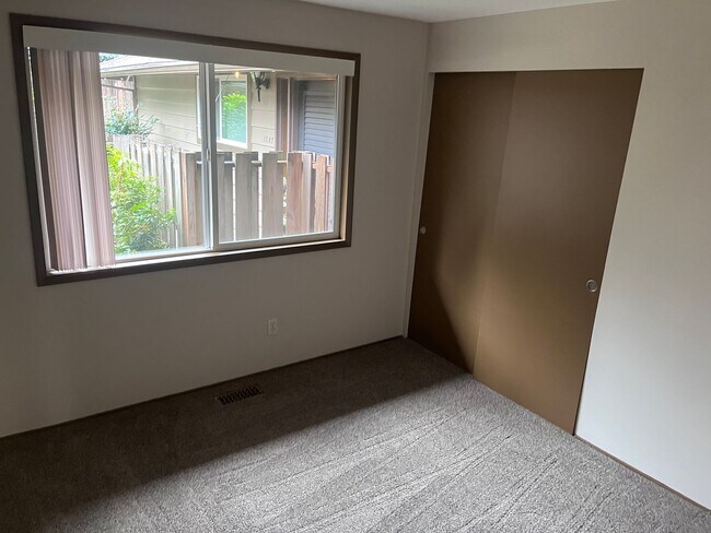 Building Photo - Duplex Off Barnes Rd. With Quick Access Ev...
