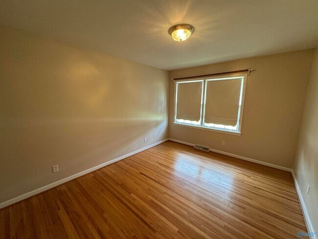 Building Photo - 816 Mira Vista Dr SE