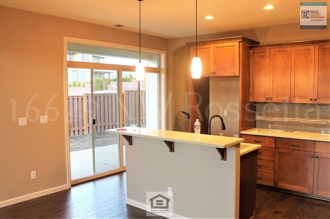 Building Photo - Beautiful 3 BR/2.5 BA Home in Desirable Bethany Neighborhood