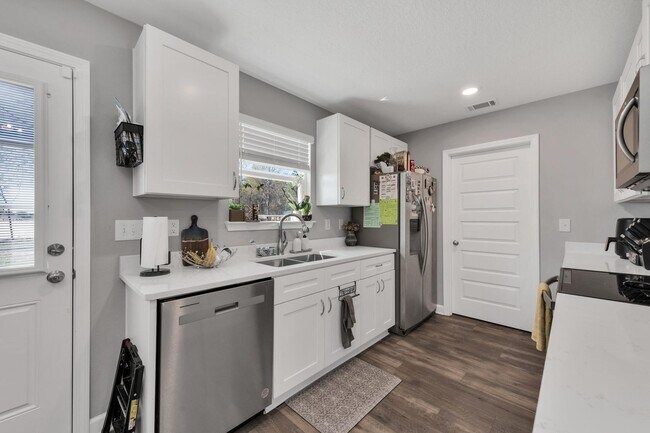 Building Photo - 3 bedrooms 2 bathrooms