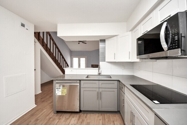 Building Photo - 2425 Holly Hall St