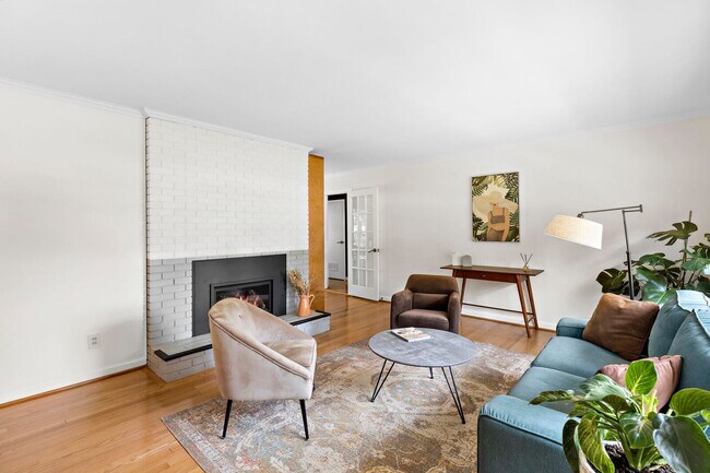 Building Photo - Fully Furnished Home, Short Term Leases Op...