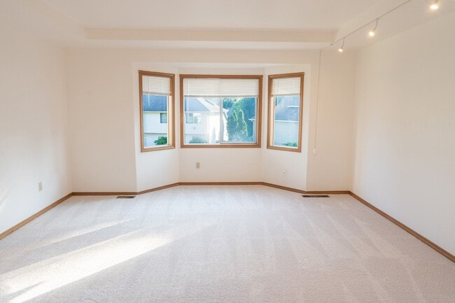 Building Photo - 3Bd/2.5Ba Bellevue House( Newport Hill)