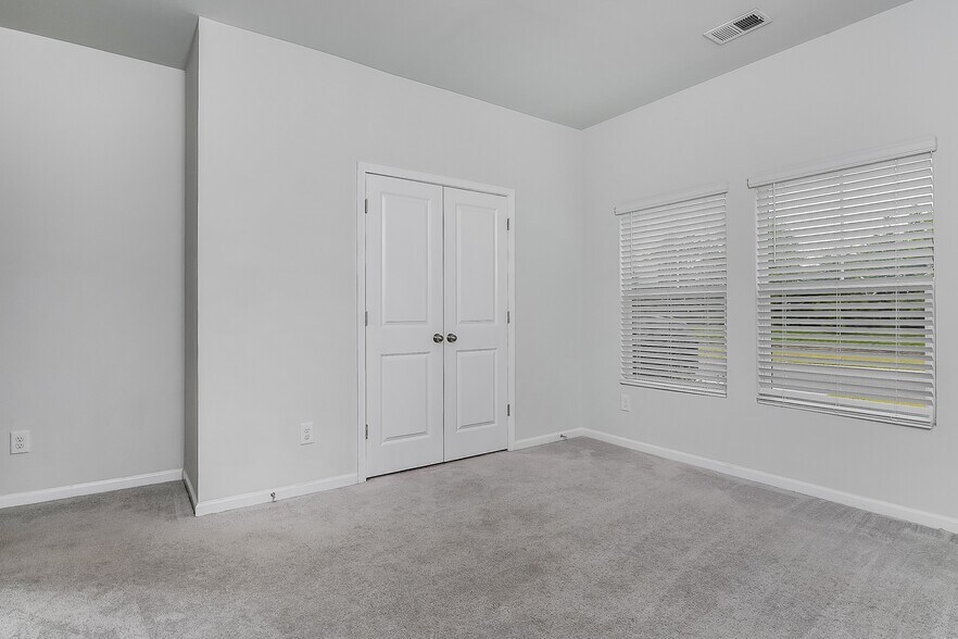 Building Photo - 143 S Reindeer Rd