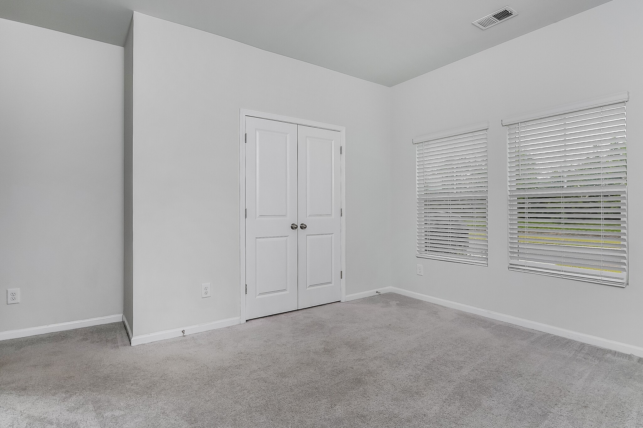 Building Photo - 135 S Reindeer Rd