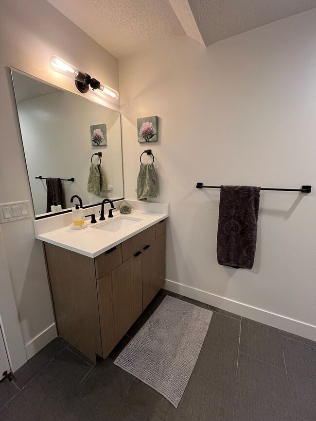 Building Photo - Modern Living in the heart of SLC