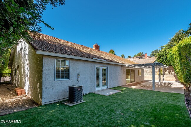 Building Photo - 3235 W Sierra Dr