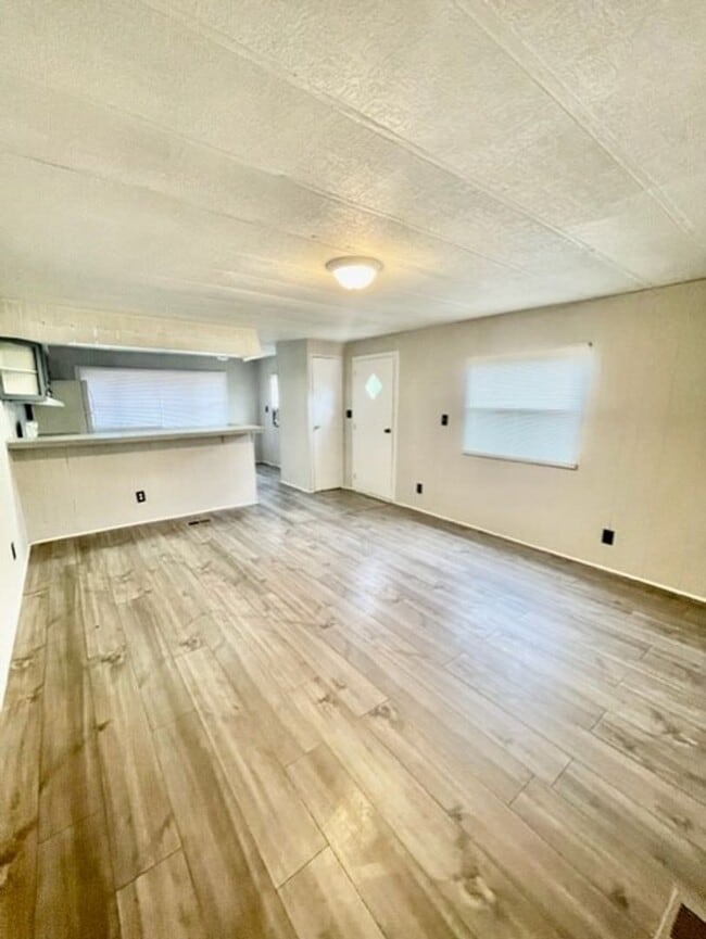 Building Photo - Must see this adorable 3 bedroom 1.5 bath Moble Home located it Dallas