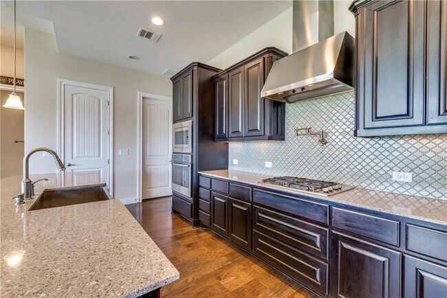 Building Photo - 16404 Aventura Ave