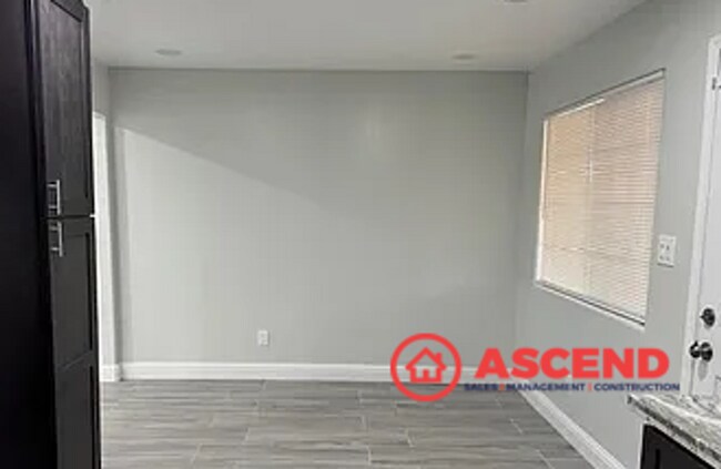 Building Photo - Beautiful 3 Berrom Home Off Manor St.