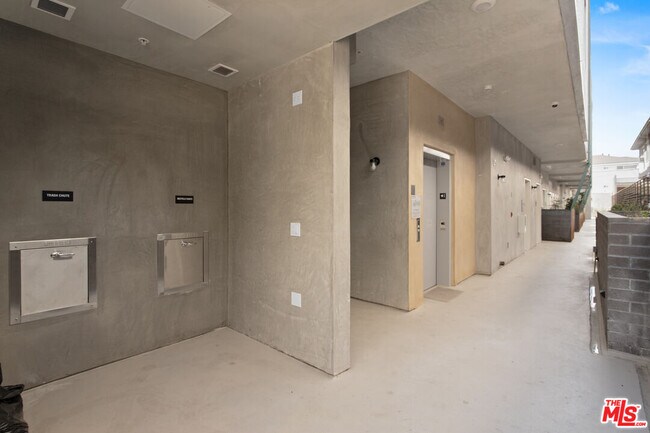 Building Photo - 1223 Hayworth Ave