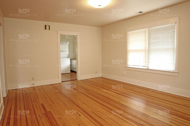 Building Photo - 812 W Myrtle St